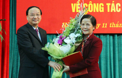 Trưởng Ban Tổ chức TƯ Tô Huy Rứa trao quyết định của Bộ Chính trị cho đồng chí Ngô Thị Doãn Thanh.